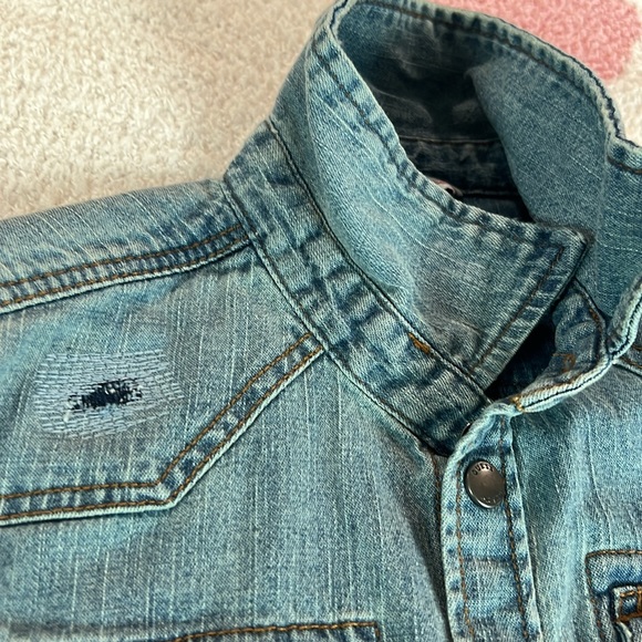 Guess Jeans Distressed Buttoned Top - Picture 4 of 13